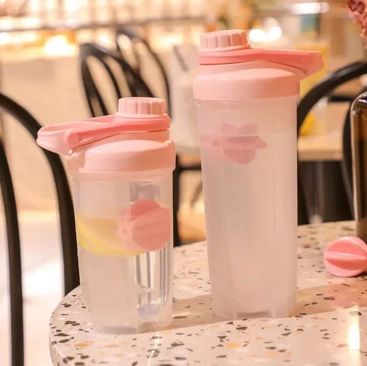 Pojemnik na koktajl: wybierz idealny shaker, bidon lub słoik