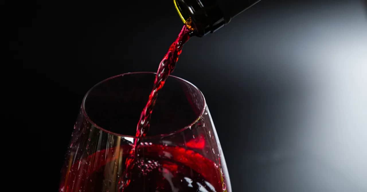 Czerwone wino na okres? Sprawdź, co mówi nauka i lekarze