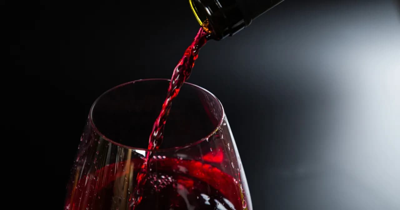 Czerwone wino na okres? Sprawdź, co mówi nauka i lekarze