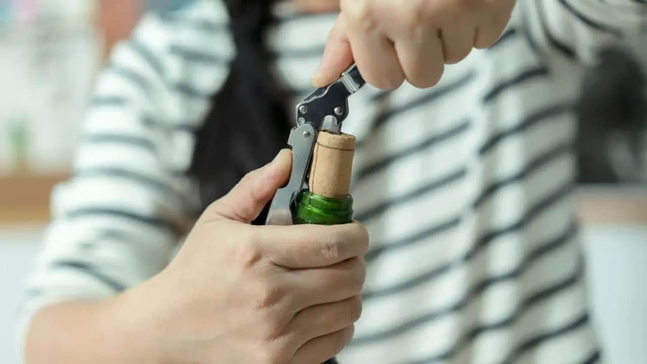 Otwórz wino bez korkociągu: 5 sprawdzonych metod (bezpiecznie!)