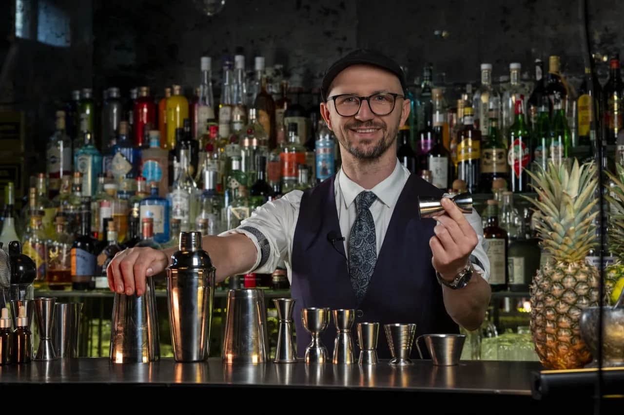 Ile zarabia barman w hotelu? Przewodnik po pensjach 2025