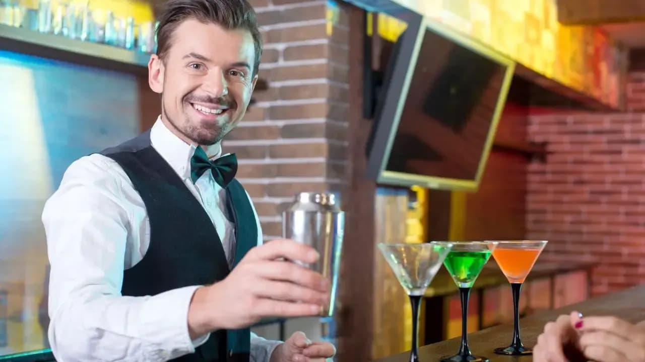 Barman: Obowiązki, Zarobki i Jak Zacząć Karierę w Polsce