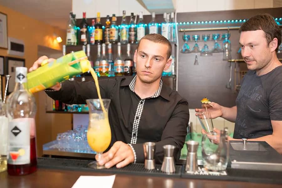 Ile kosztuje kurs barmański? Ceny, czynniki i wybór