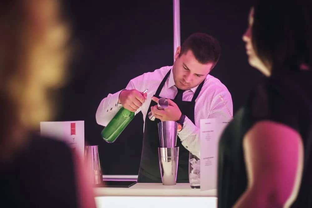 Zarobki barmana w Sopocie: ile zarobisz w sezonie i poza nim?