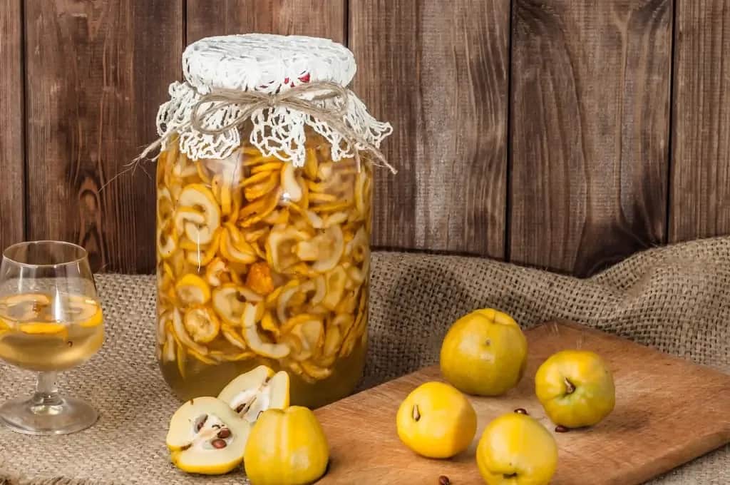 Nalewka z pigwy: Prosty przepis krok po kroku na domowy trunek