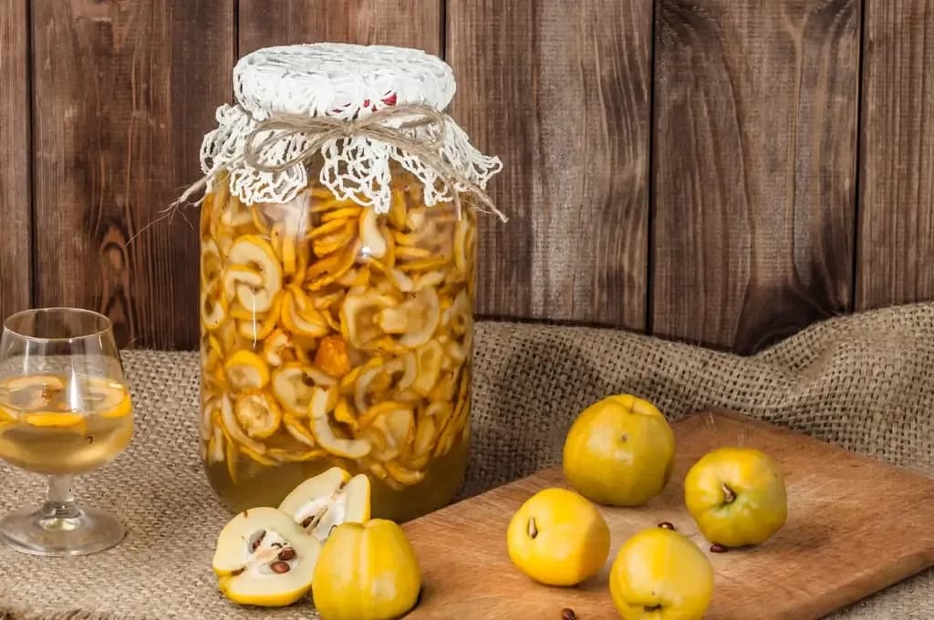 Nalewka z pigwy: Prosty przepis krok po kroku na domowy trunek