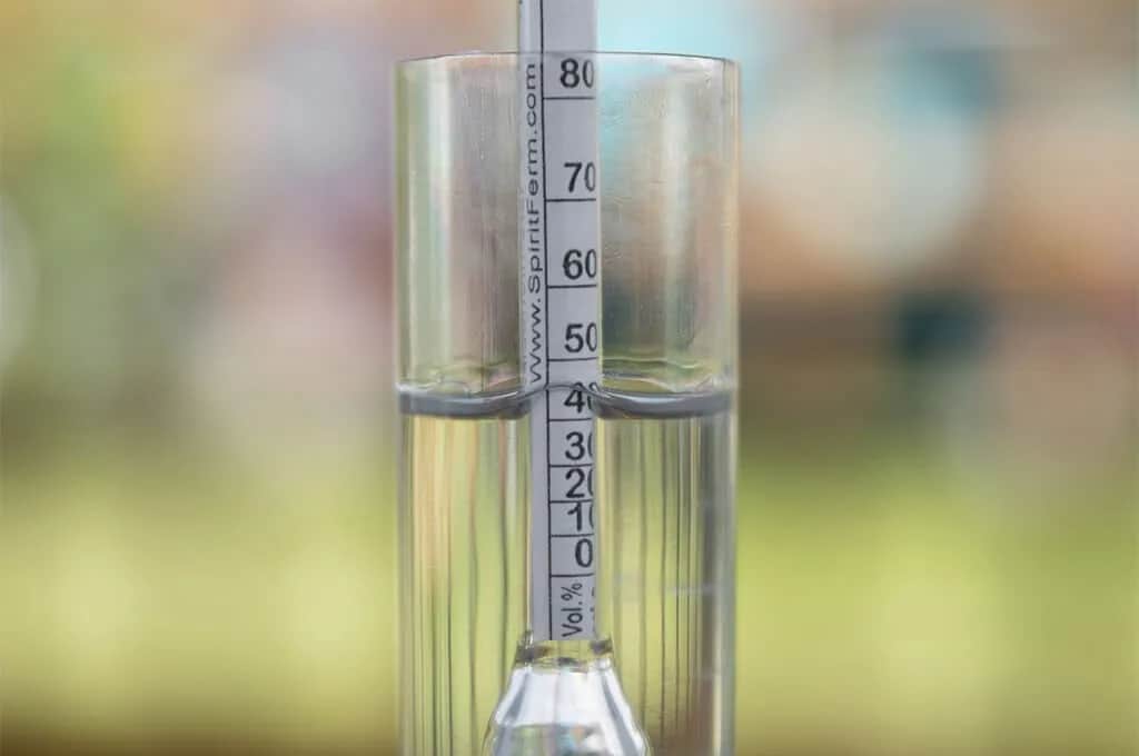 Jak sprawdzić moc nalewki? Twój alkoholomierz kłamie! Oblicz to