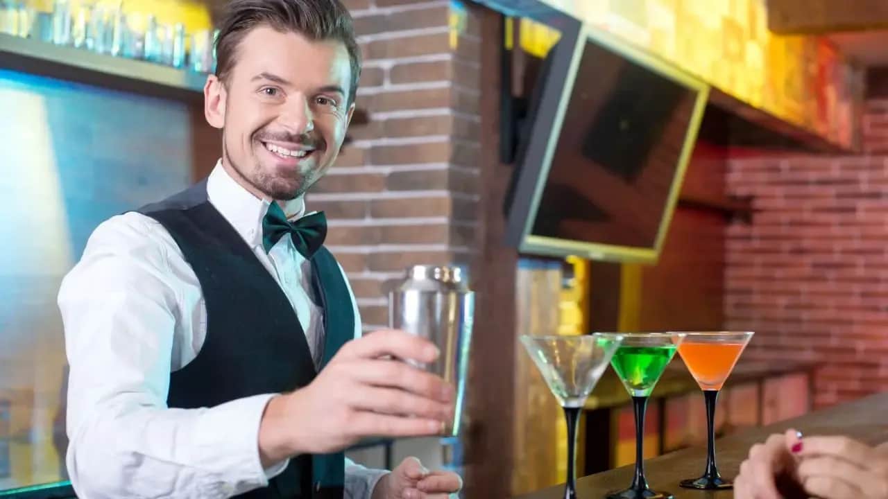 Zarobki barmana w Gdańsku: Ile naprawdę zarobisz?