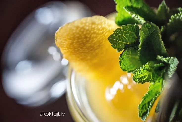 Drinki z bimbrem: Przepisy, jak zamaskować smak i zaskoczyć gości