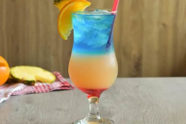 Blue Hawaiian: Prosty przepis na drinka z Blue Curacao i ananasem